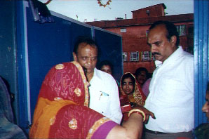 Ma prepares to welcome her bhai/bhabhi