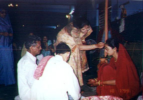 Anita didi adjusting hair..Bauji/dadi look on
