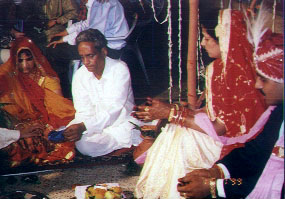 Ma-Bauji giving 'Kanyadaan'