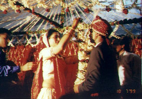 Sunita offers the varmaala to her var